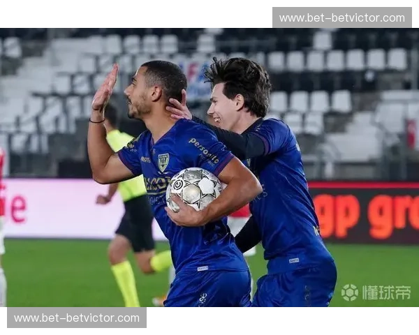 橙色风暴与黑白格子的激情碰撞：芬洛vs阿贾克斯，不只是足球，更是传奇的交响